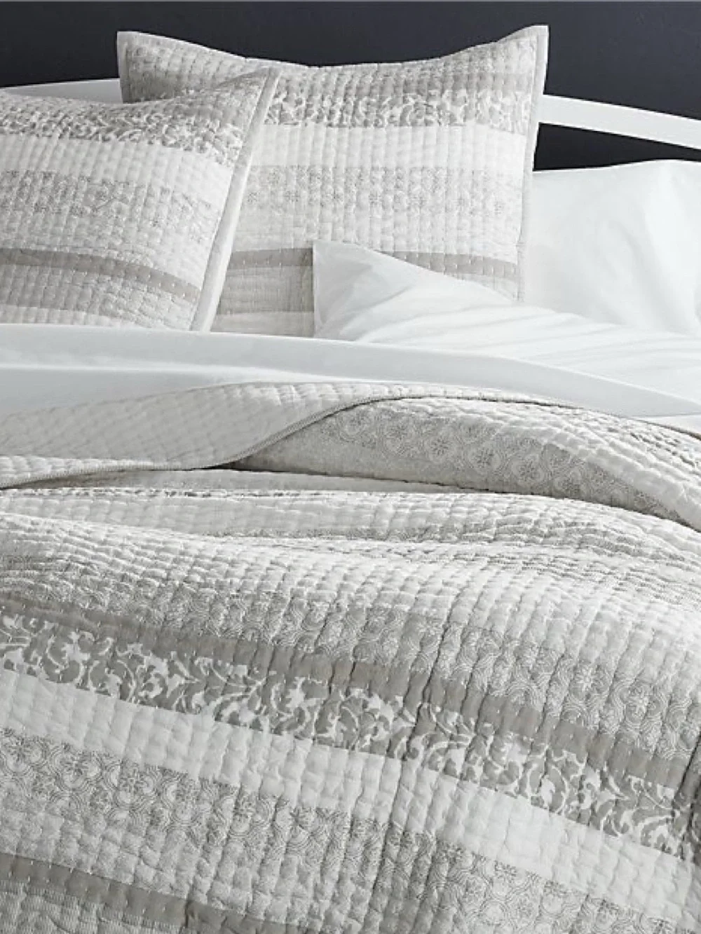 Crate & Barrel Oleana Quilt and Euro Sham Set in White and Gray King Size EUC